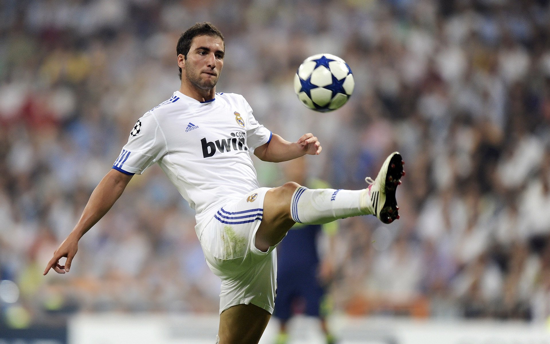 爱游戏内容中心-德甲:拜仁在客场4-0大胜门兴,积分领先优势扩大,德甲拜仁vs门兴